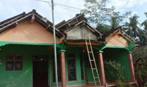 Sejumlah rumah rusak akibat angin kencang di Kabupaten Trenggalek.